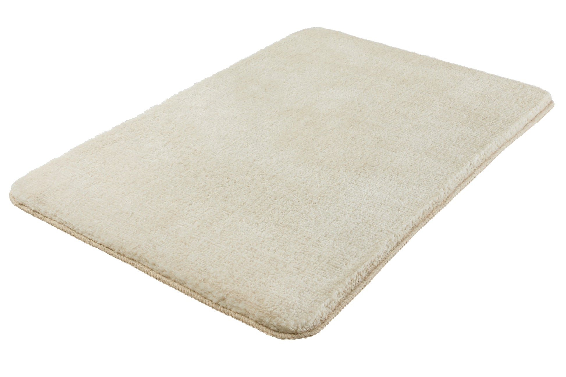 Rechteckige, flauschige Badematte in Beige auf weißem Hintergrund