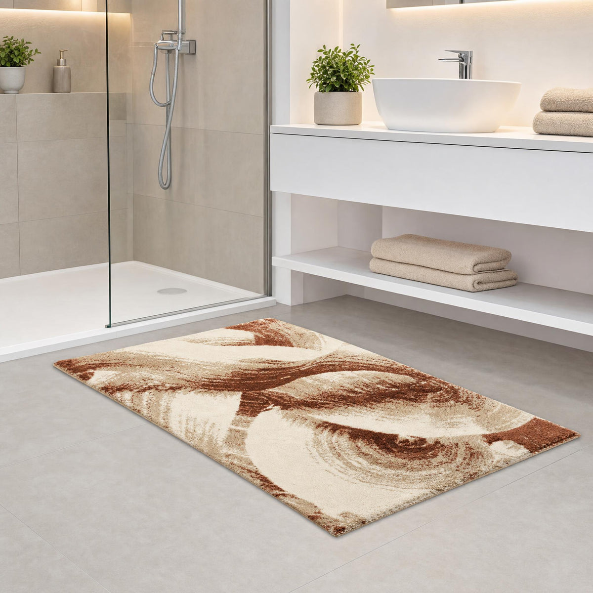 Beige-brauner Badteppich mit Muster in modernem Badezimmer vor Dusche.