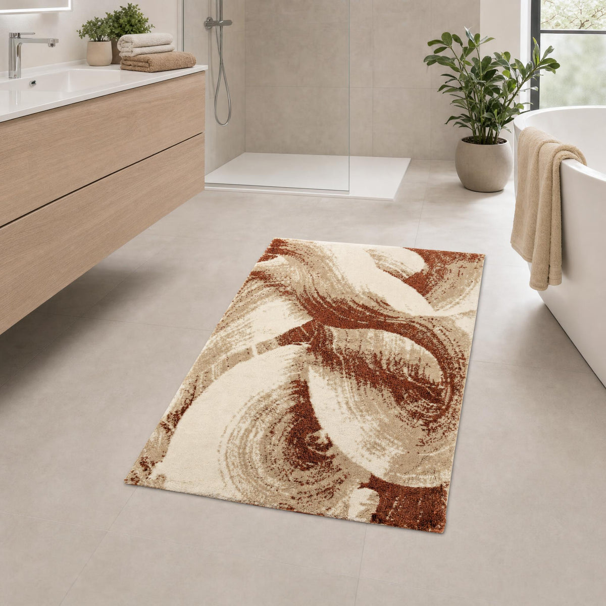 Abstrakter creme-beiger Badteppich in modernem Badezimmer vor Dusche.