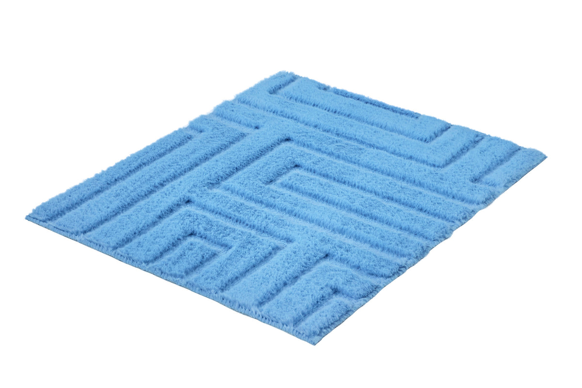 Hellblaue flauschige Badematte mit geometrischem Muster.