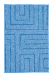 Hellblaue Badematte mit geometrischem Linienmuster.