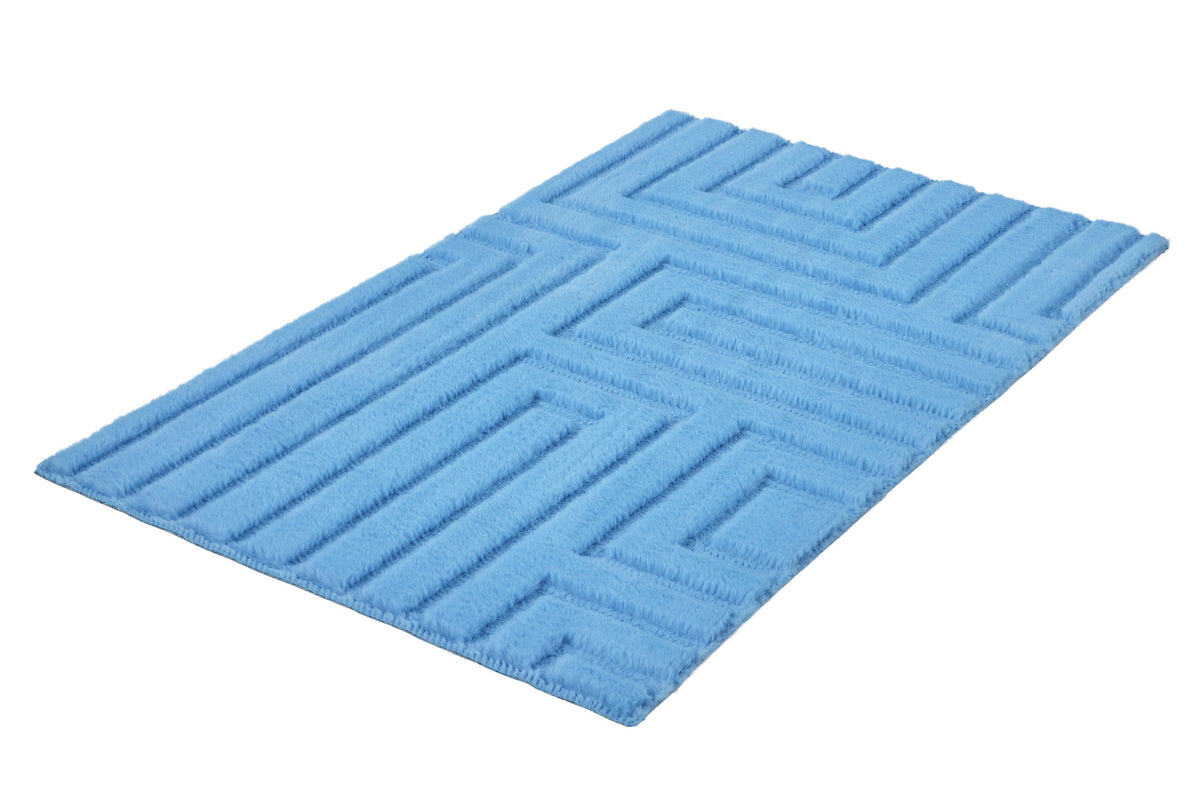Hellblaue flauschige Badematte mit geometrischem Muster auf weißem Grund.