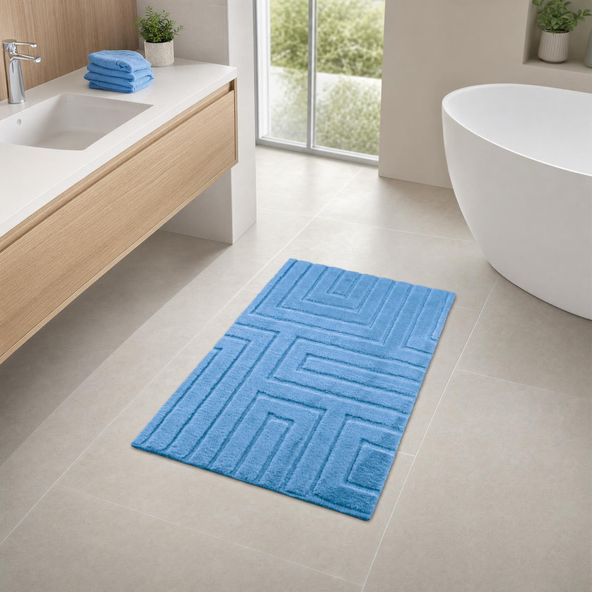 Hellblaue Badematte in modernem Bad mit Badewanne und Waschtisch.