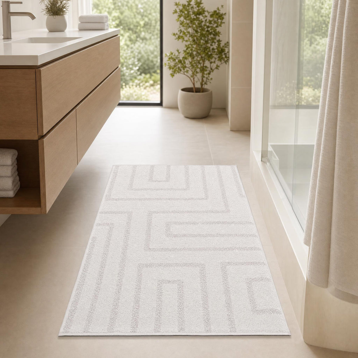 Heller Badteppich mit dezentem Muster in modernem Badezimmer.