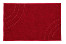 Rote Badematte mit dezentem Bogenmuster und Strukturoberfläche aus Textil