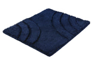 Blauer Badteppich SATURN Navy 55 x 65 cm liegt flach mit strukturierter Wellenbordüre.