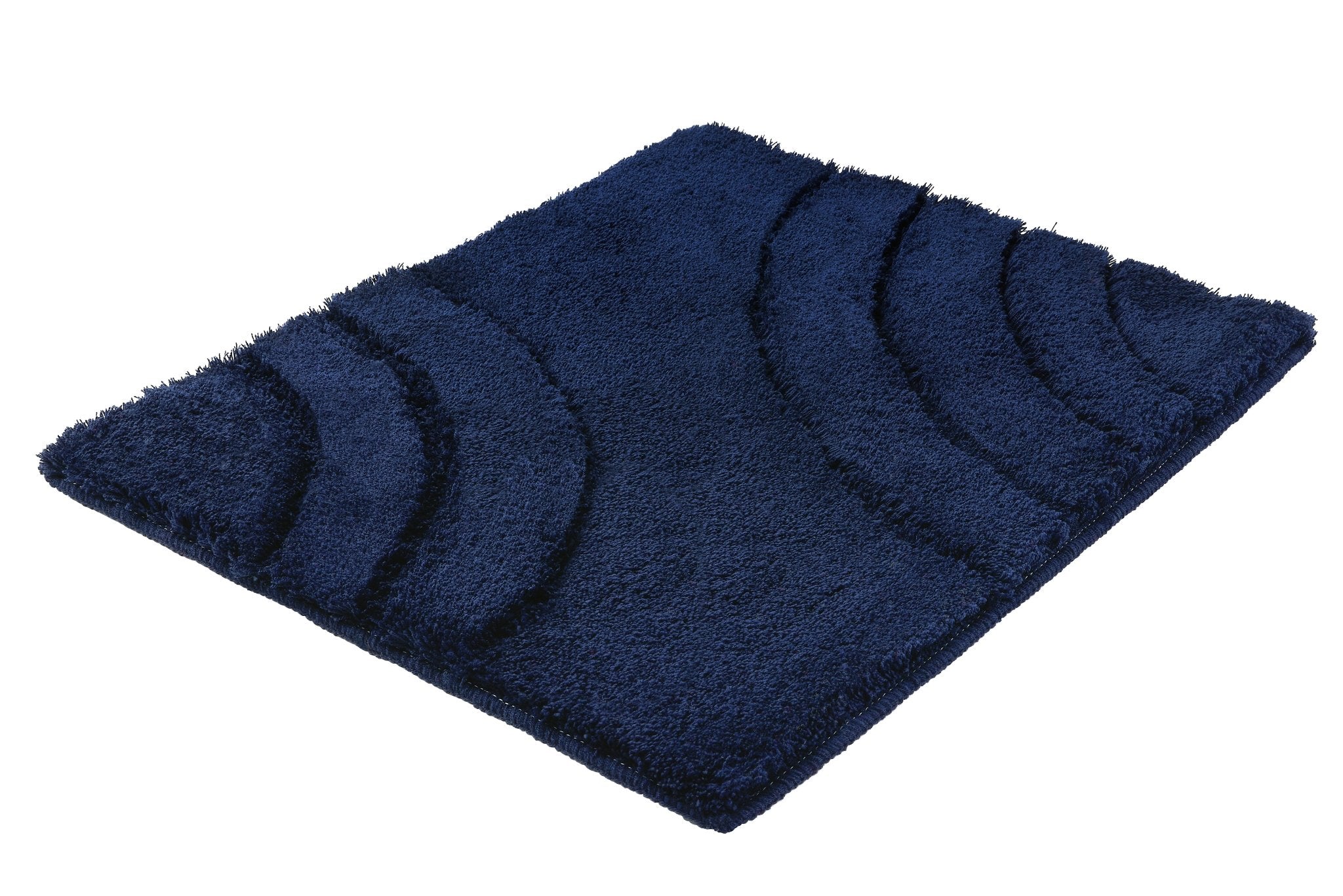 Blauer Badteppich SATURN Navy 55 x 65 cm liegt flach mit strukturierter Wellenbordüre.