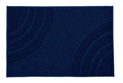 Navyfarbener Badteppich SATURN 60 x 100 cm mit dezentem Bogenmuster ist zu sehen.