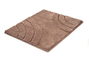 Badteppich SATURN Taupe 55 x 65 cm liegt flach und zeigt geprägte Bogenstruktur.