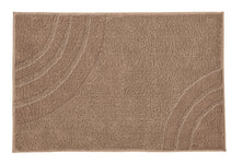 Rechteckige beige Badematte mit dezentem Bogenmuster aus feinen Linien