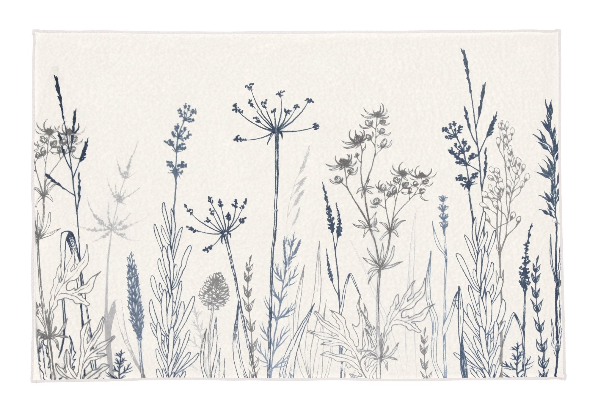 Weiße Badematte mit zarten, feinen grau-blauen Wiesen- und Feldpflanzen