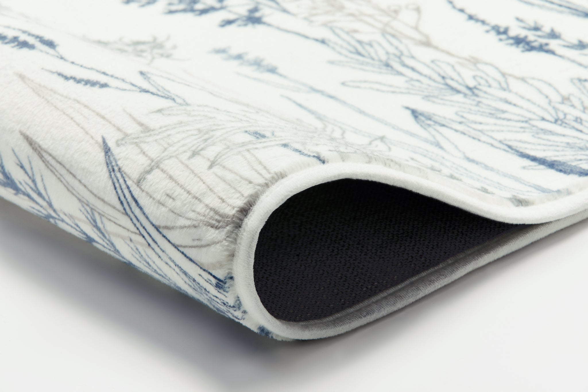 Detailansicht weiße Badematte mit blauem Muster und rutschfester Unterseite