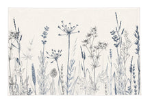 Weiße Badematte mit blau-grauen Wiesenkräutern und Gräsern bedruckt