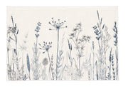 Weiße Badematte mit blau-grauen Wiesenkräutern und Gräsern bedruckt