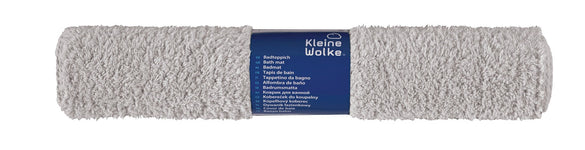 Gerollter hellgrauer Badteppich mit blauem Kleine-Wolke-Label in Folie