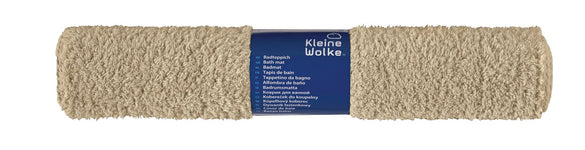 Beiger, gerollter Badteppich aus Hochflor mit blauer Markenbanderole