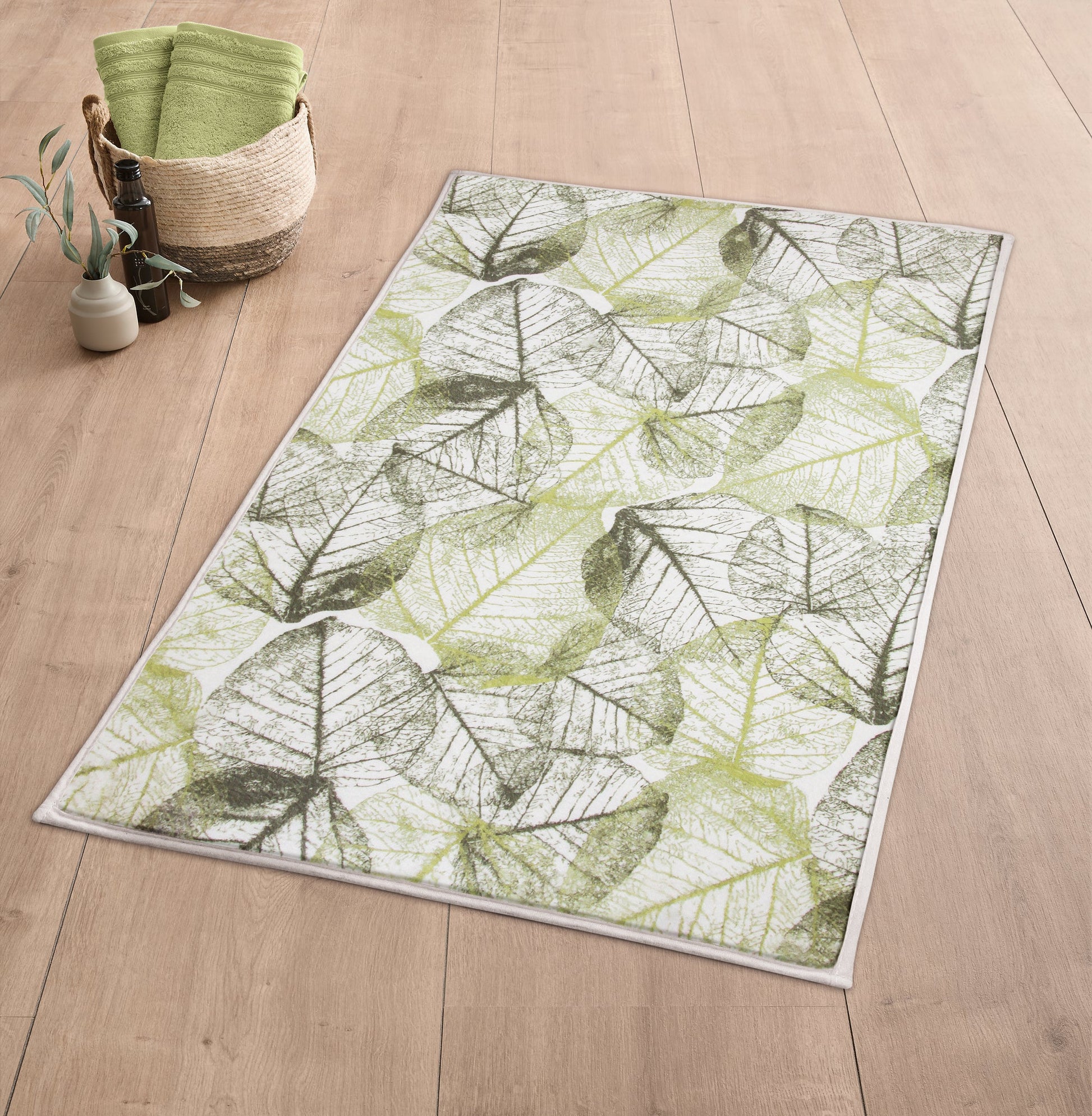 Badteppich SELVA Forest 60 x 90 cm mit grünem Blattmuster liegt auf hellem Holzboden im Bad.