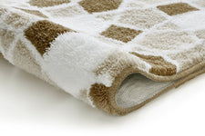 Weiche flauschige Badematte in Beige und Weiß mit Rautenmuster, hoher Flor