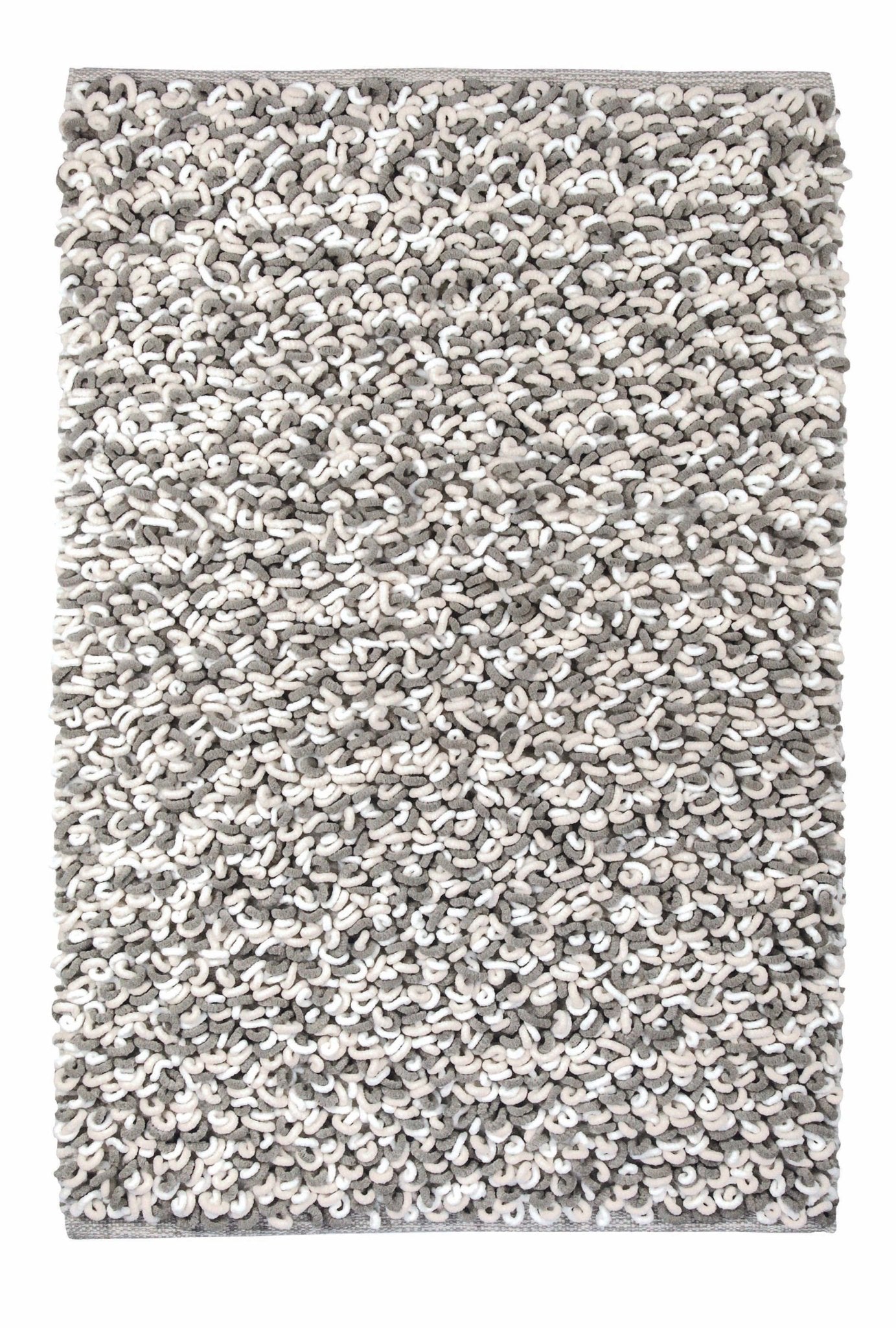 Badteppich SLING Macadamia 60 x 90 cm liegt von oben sichtbar mit dichter, strukturierter Oberfläche.