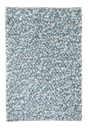 Badteppich SLING Opal 70 x 120 cm mit grauen und hellblauen Schlingen liegt flach im Bild.