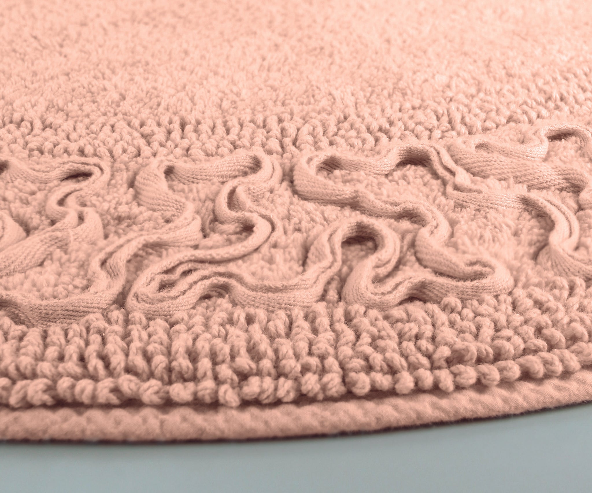 Runder rosafarbener Badematte mit reliefierter Bordüre aus Frottier