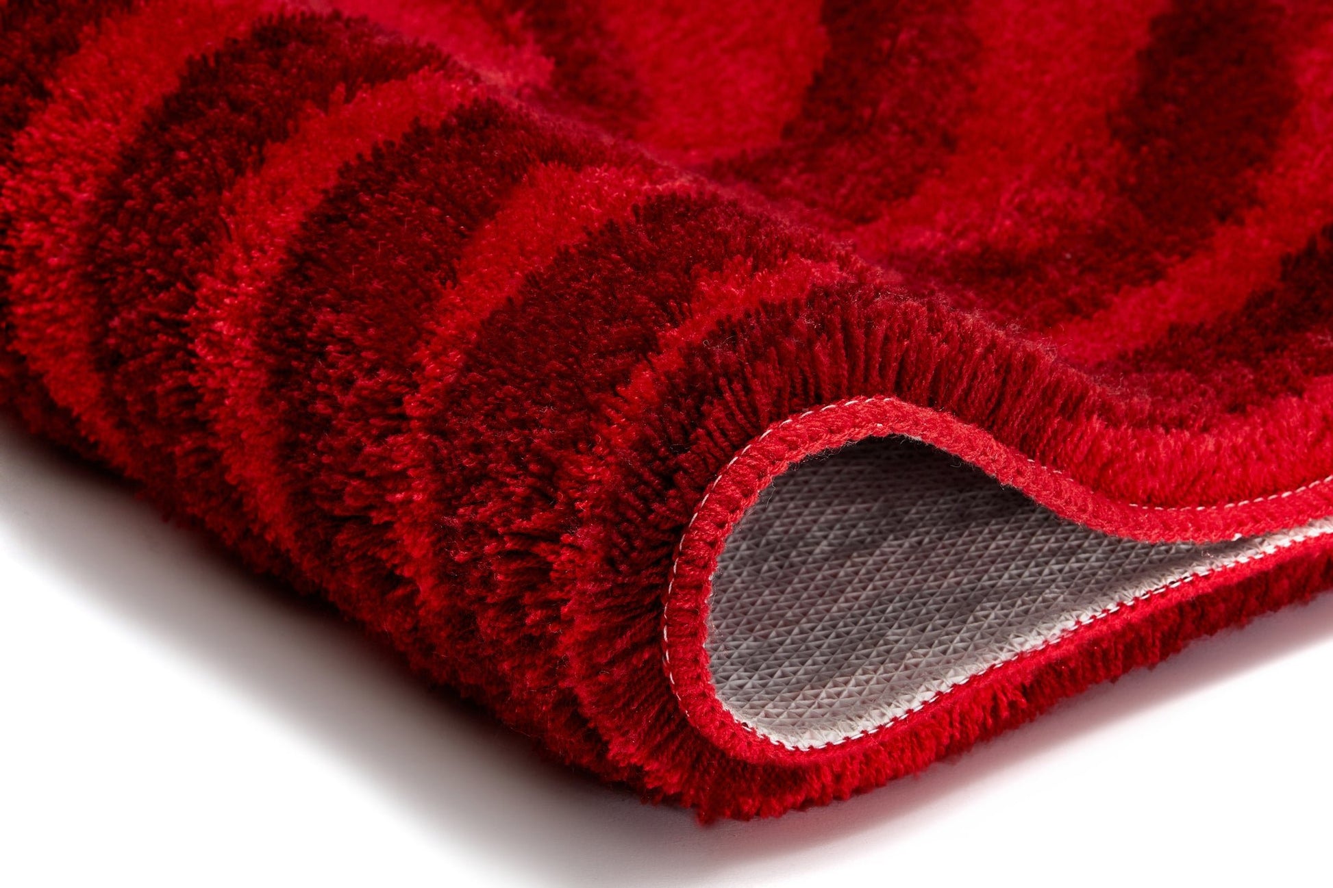 Roter, flauschiger Badteppich mit Streifen und rutschfester Unterseite