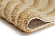 Beiger Badteppich mit hohem Flor und geschwungenem Wellenmuster Design
