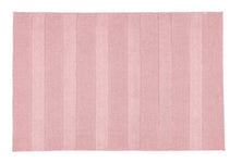 Altrosa Handtuch mit dezenten, vertikalen Streifenstrukturen, zart
