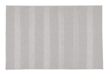 Hellgraue, rechteckige Badematte mit dezenten, vertikalen Streifen