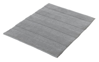Rechteckige graue Badematte mit strukturiertem, gestreiftem Muster