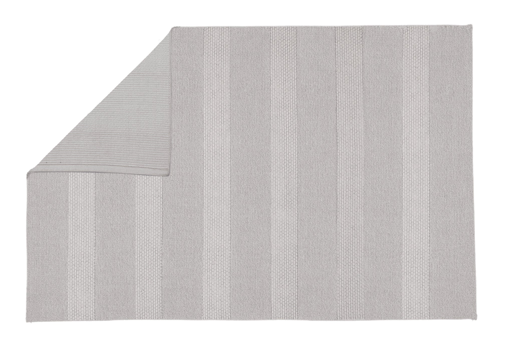 Graue gestreifte Badematte aus Textil mit umgeschlagener Ecke oben links