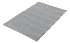 Hellgraue rechteckige Badematte mit dezenten strukturierten Streifen