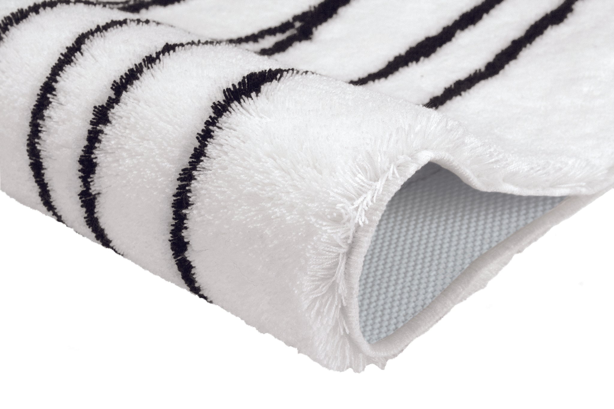 Nahaufnahme weißer Badteppich mit schwarzen Streifen und Gummirückseite