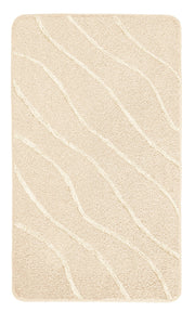 Badteppich TRAM Caramel 60 x 100 cm in Beige mit dezentem Wellenmuster von oben fotografiert.