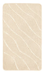 Rechteckige beige Badematte mit dezentem Wellenmuster von oben gesehen