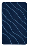 Dunkelblaue Badematte mit hellblauen und geschwungenen Wellenlinien