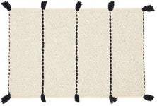 Beiger Badteppich mit schwarzen Längsstreifen und Fransen an den Seiten