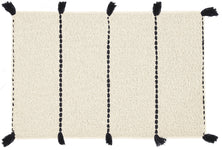Rechteckiger cremefarbener Badteppich mit schwarzen Streifen und Quasten
