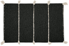 Schwarzer Badteppich mit hellen Längsstreifen und seitlichen Fransen