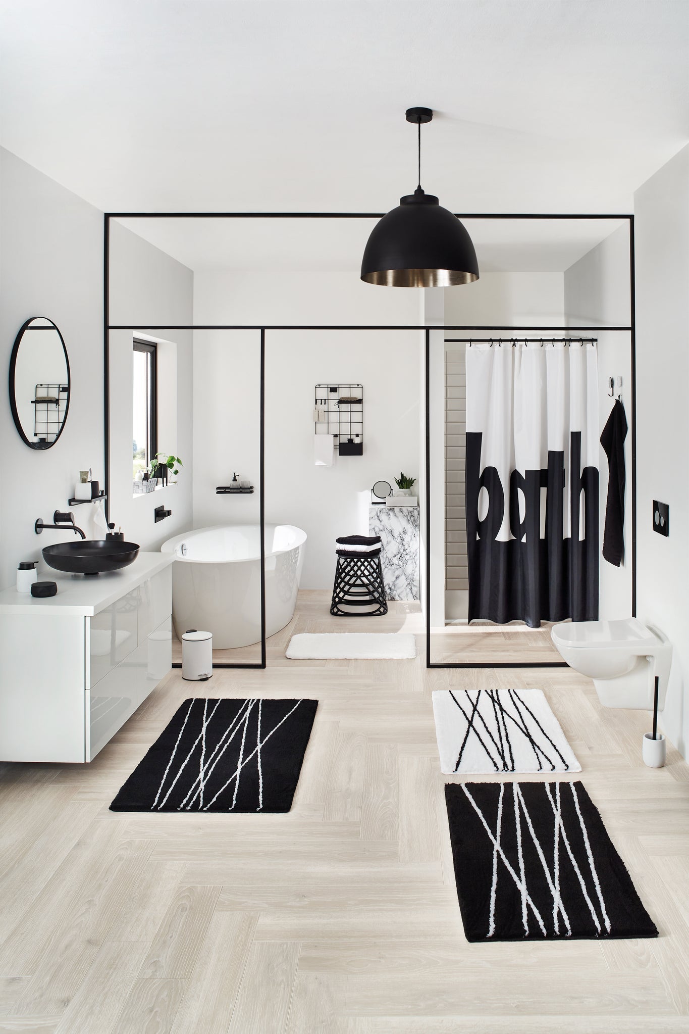 Modernes schwarz-weißes Bad mit freistehender Wanne und Duschvorhang