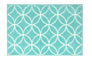 Türkisfarbener Badteppich mit weißem, geometrischem Muster oben