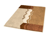 Badteppich VANESSA in Rehbraun 60 x 100 cm liegt flach mit Wellenmuster auf hellem Untergrund.