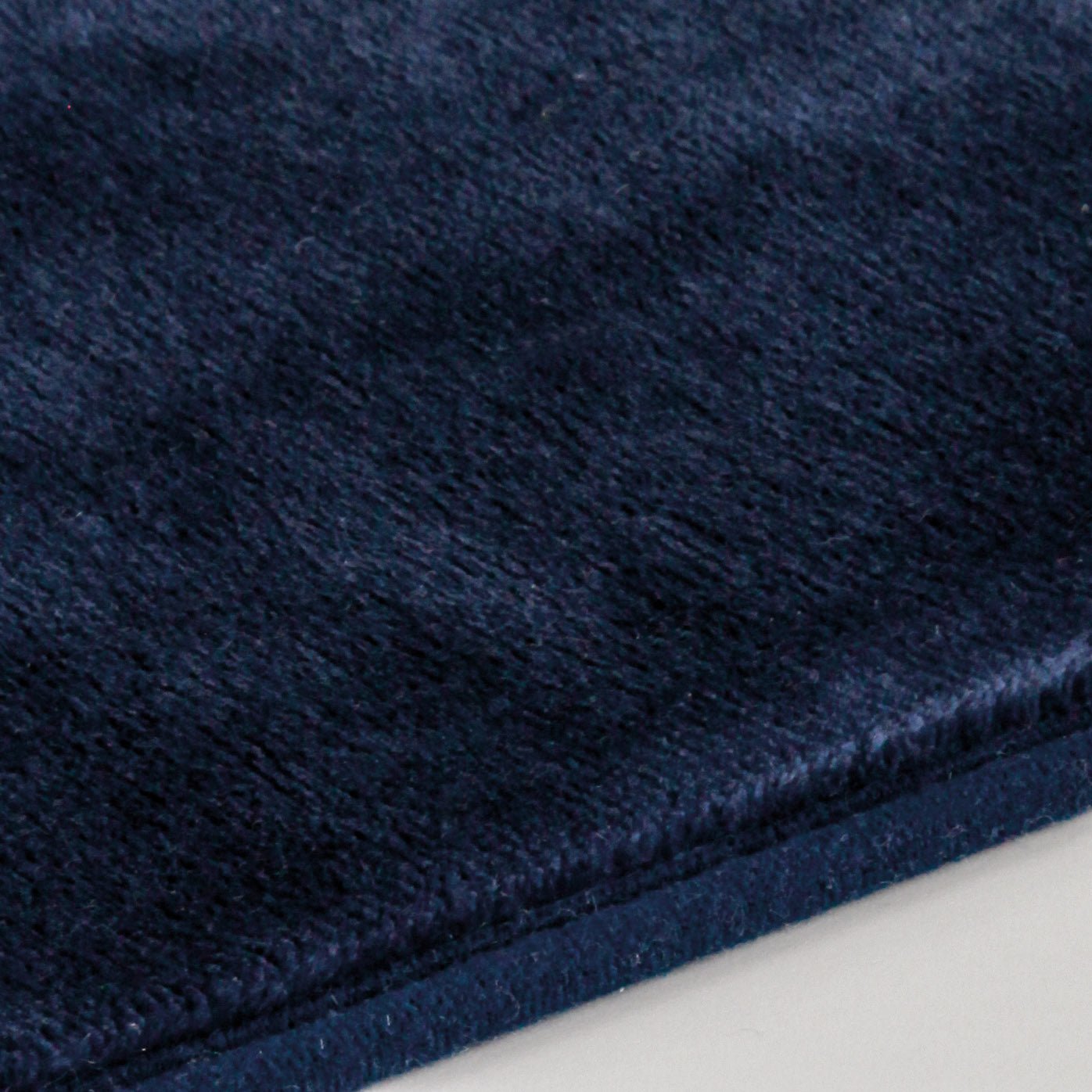 Nahaufnahme vom Badteppich VELVET Navy 60 x 90 cm mit weicher, dichter Oberfläche.