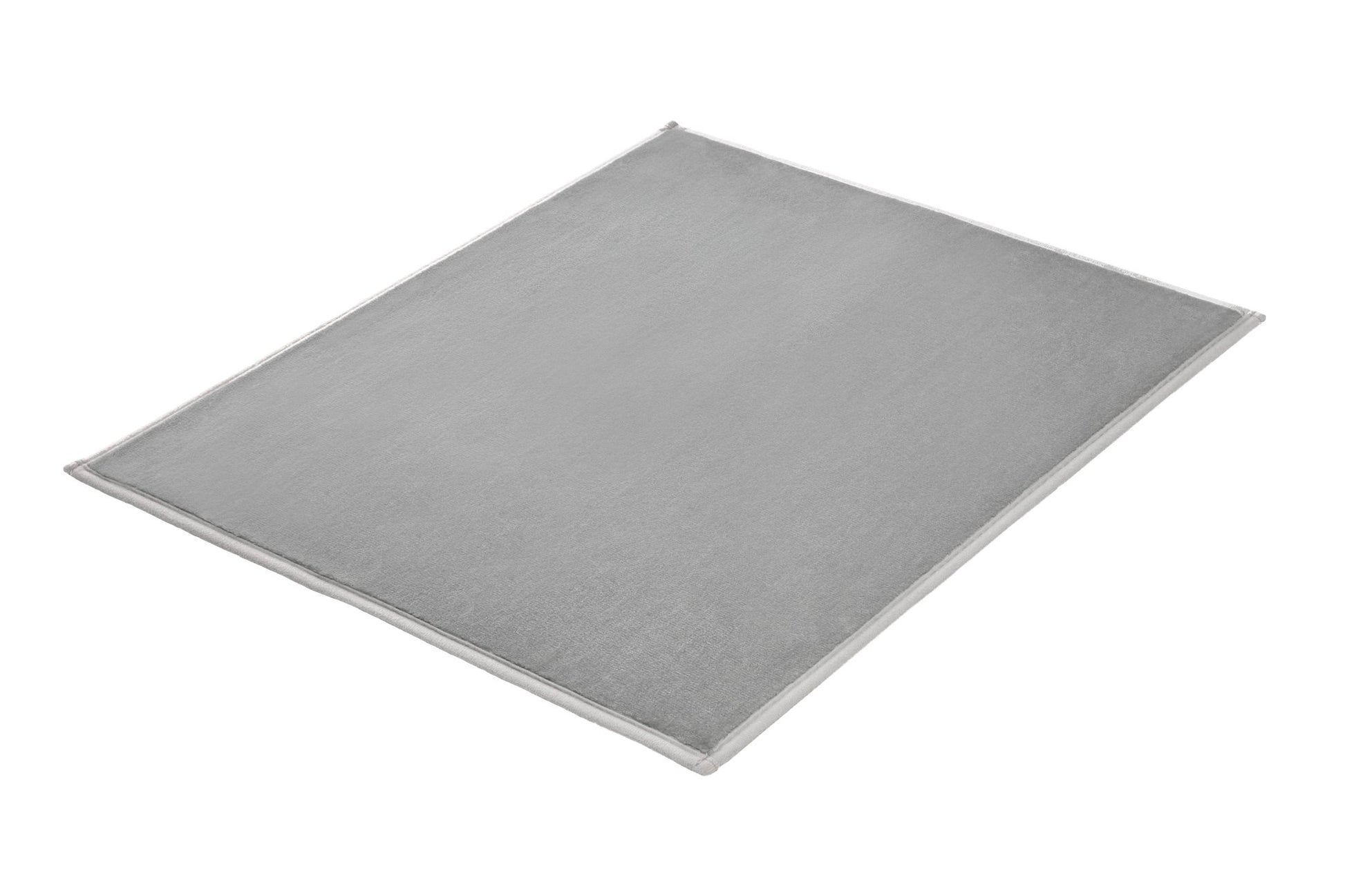 Platinfarbener Badteppich VELVET in 50 x 60 cm liegt flach auf hellem Untergrund.