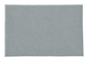 Badteppich VELVET in Platinfarben 60 x 90 cm liegt flach auf hellem Untergrund.
