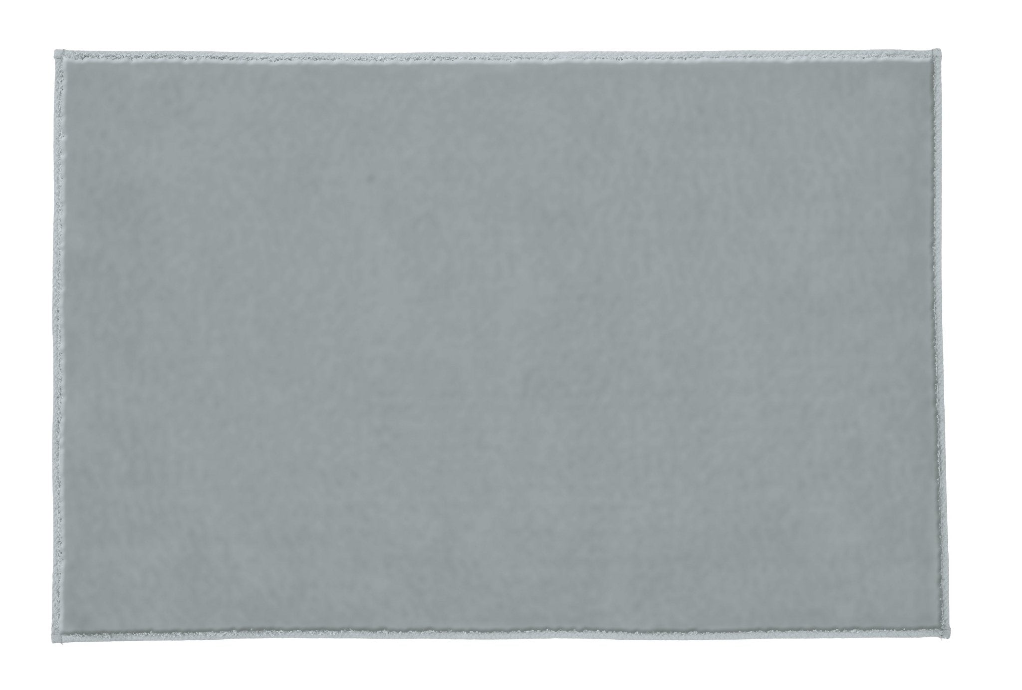 Badteppich VELVET in Platinfarben 60 x 90 cm liegt flach auf hellem Untergrund.