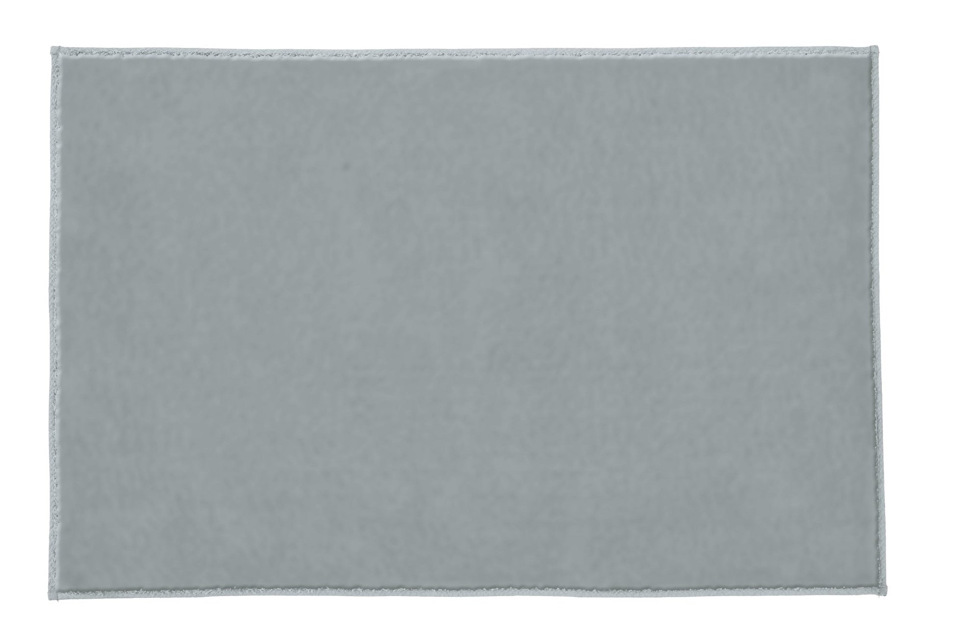 Badteppich VELVET platinfarben liegt flach auf hellem Hintergrund.