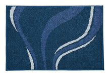 Dunkelblaue Badematte mit geschwungenem Wellenmuster in Blau und Weiß