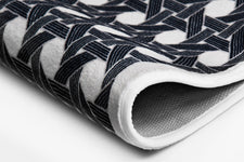 Nahaufnahme einer gemusterten Badematte mit rutschfester Unterseite