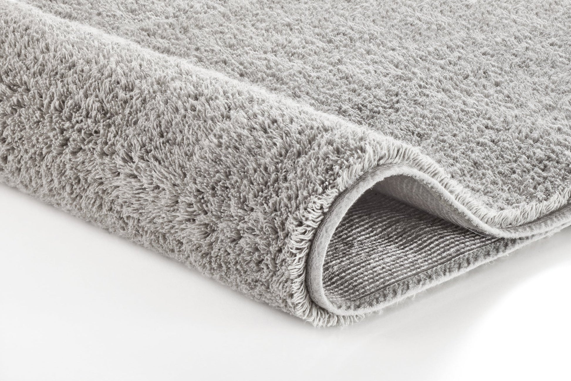 Platinfarbener Badteppich VITA 50 x 80 cm in Detailansicht mit weichem, dichtem Flor.